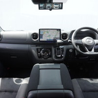 6018　令和8年式　キャラバン　GRANDプレミアムGX　4WD　2400cc　ディーゼル車　18kmのサムネイル