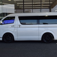 6862 令和7年式 ハイエースバン DARK PRIMEⅡ ワイドボディ　リムジン8架装　2WD 2,700cc (ディーゼル車) 8人乗車 1.1万km ３ナンバーのサムネイル