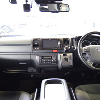 6870　平成30年式 ハイエースバン DARK PRIME 2WD 2,000cc(ガソリン車) 2/5人乗車 8.3万kmのサムネイル