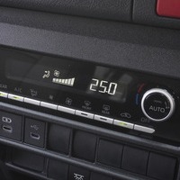 6640【新型】ハイエース グランドキャビン 2WD 2,700cc (ガソリン) 10人乗車 11kmのサムネイル