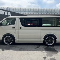 6808.令和8年式 ハイエースバン DX 2WD 2,800cc ディーゼル車 走行8キロ 新車未登録のサムネイル
