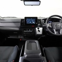 6990 令和8年式 ハイエース スーパーGL   2WD 2,800cc (ディーゼル車)  2/5人乗車 100km 車検:令和10年8月10日のサムネイル