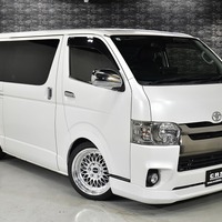 7190 平成28年式 ハイエース スーパーGL ダークプライム  2WD 2,000cc (ガソリン車)  2/5人乗車 8.8万kmのサムネイル