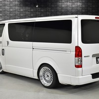 7190 平成28年式 ハイエース スーパーGL ダークプライム  2WD 2,000cc (ガソリン車)  2/5人乗車 8.8万kmのサムネイル