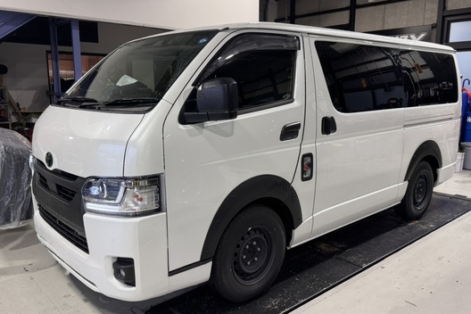 【CRS横浜店】　ハイエース9型　足回りエアロ交換　コラボテール　カスタムサムネイル