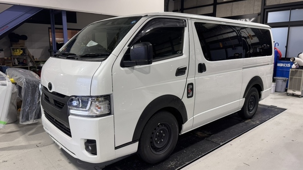 【CRS横浜店】　ハイエース9型　足回りエアロ交換　コラボテール　カスタム