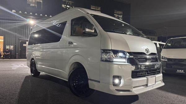 【CRS横浜店】　ハイエース9型　足回りエアロ交換　コラボテール　カスタム