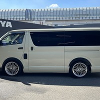 7250. 令和8年式 ハイエース DX 2WD 2,800㏄ ディーゼル車 16人乗り 走行0.3万キロ 車検令和10年5月のサムネイル