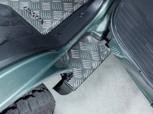 ES フロント用　アルミステップカバー ■キャラバン シルバー ブラック ガンメタ 縞板