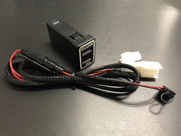 ESSEX　3A出力　急速充電対応USBポート　トヨタスイッチ　ホワイト