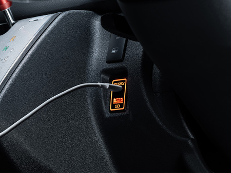 CRS ESSEX 2.1A出力 ヒートシンク付USB充電ポート スイッチホールAタイプ ハイエース 200系 2013年12月～ 4型 CRS ⁄ ESSEX 2.1A出力 ヒートシンク付USB充電ポート ハイエース4型